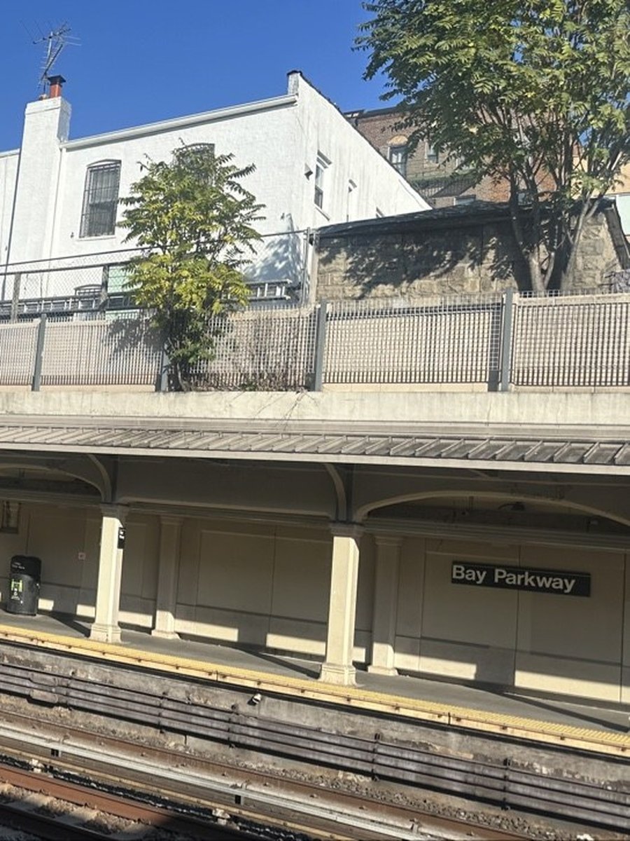 布鲁克林 Bay Parkway 站对面的站台与白房子